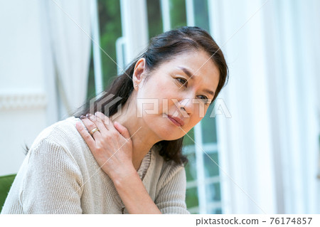 Neck pain in women in their 60s 76174857