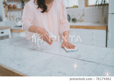 家庭主婦為廚房消毒 76174862