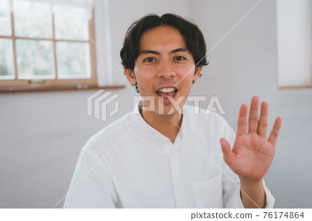 一個三十多歲的男人向我們招手 76174864