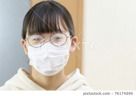 戴口罩的眼鏡（室內） 76174899