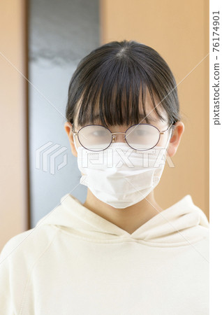 戴口罩的眼鏡(室內) 戴口罩的眼鏡(室內) 76174901