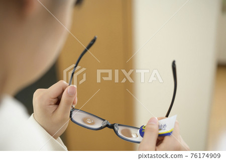 Scene where anti-fog is applied to glasses 76174909