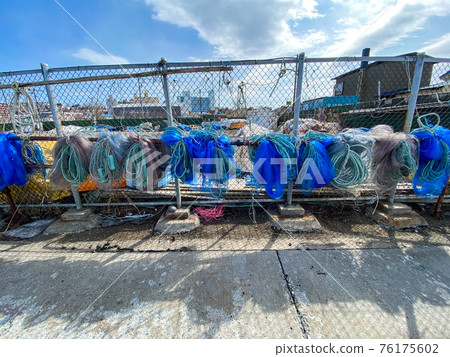 Suspended fishing nets, etc. 76175602