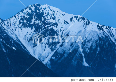 從山上看黎明前的北山 76175733