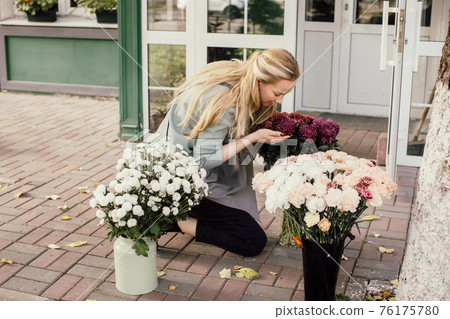 Flower Shop Small Business Owner. Florist prepare bouquet 76175780