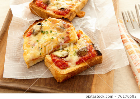 蘑菇、番茄醬和奶酪吐司 蘑菇、番茄醬和奶酪吐司 76176592