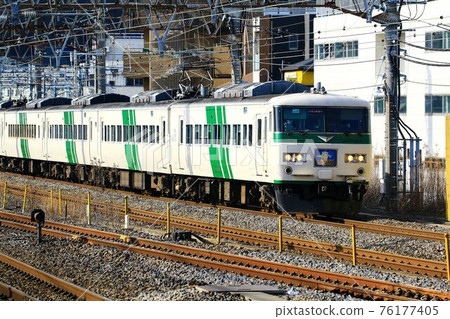 JNR特快列車接近尾聲...“湘南班輪” 185系列 76177405
