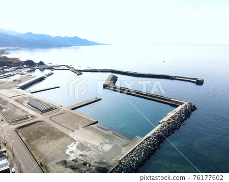 早春鳥瞰北海道瀨田町工藤大成漁港風光 76177602