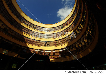 去福建土樓途中的圓形建築中的餐廳 去福建土樓途中的圓形建築中的餐廳 76178222