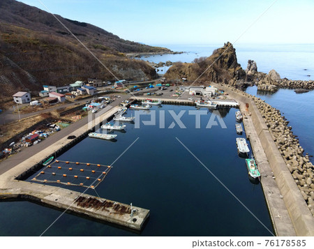 初春北海道北檜山區瀨田町宇多泊漁港鳥瞰圖 76178585
