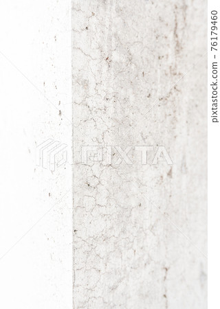 有裂縫和划痕的白牆 76179460