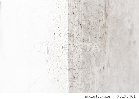 有裂縫和划痕的白牆 有裂縫和划痕的白牆 76179461