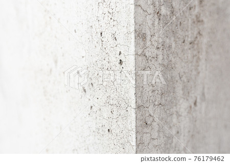 有裂縫和划痕的白牆 有裂縫和划痕的白牆 76179462