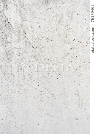 White wall with cracks and scratches 76179468
