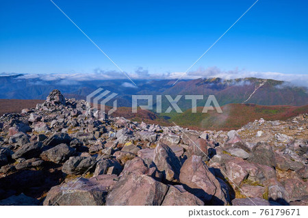 從櫪木縣那須山山頂眺望西邊 從櫪木縣那須山山頂眺望西邊 76179671