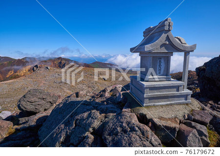 從櫪木縣那須山(茶臼山)山頂(壺)的那須山神社眺望朝日山的東北方向 從櫪木縣那須山(茶臼山)山頂(壺)的那須山神社眺望朝日山的東北方向 76179672