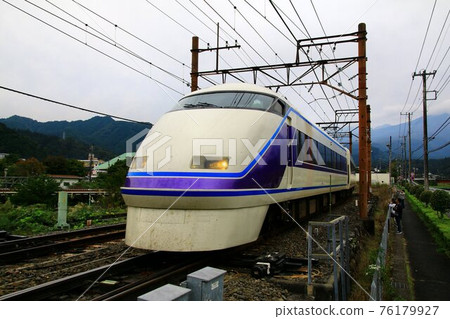 在日光路上快速行駛的“特快Spacia” 76179927