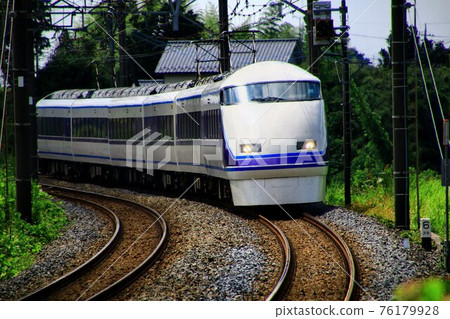 在日光路上快速行駛的“特快Spacia” 76179928