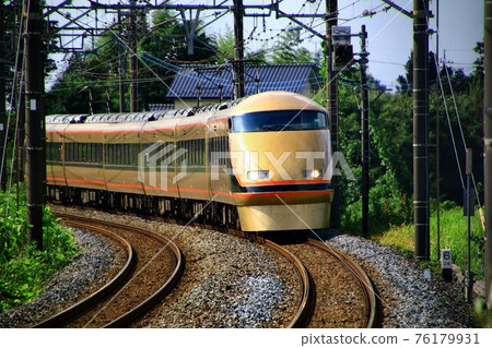 在日光路上快速行駛的“特快Spacia” 76179931