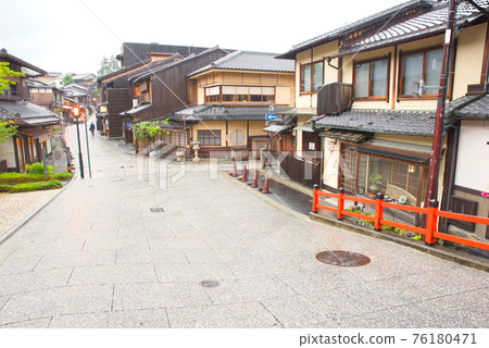 [京都府] 9 月・京都八坂塔周圍，下雨的地方 76180471