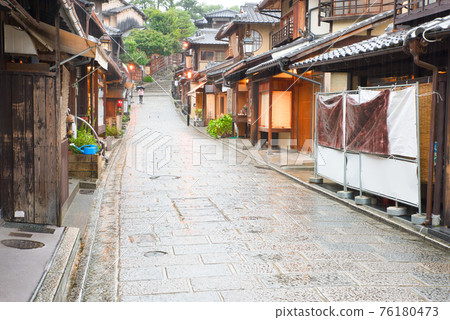 [京都府] 9 月・京都八坂塔周圍，下雨的地方 76180473