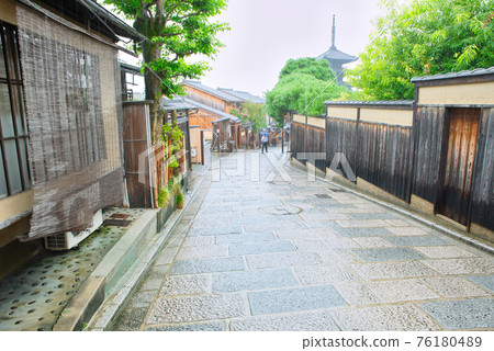 [Kyoto Prefecture] September ・ Around the Yasaka Tower in Kyoto, where it rains 76180489