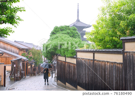 [Kyoto Prefecture] September ・ Around the Yasaka Tower in Kyoto, where it rains 76180490