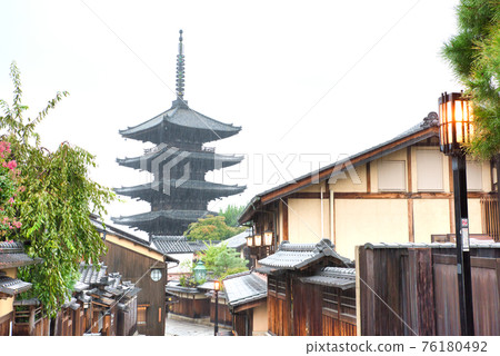 [京都府] 9 月・京都八坂塔周圍，下雨的地方 76180492