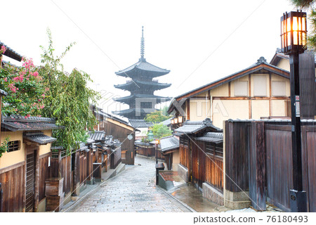 [京都府] 9 月・京都八坂塔周圍，下雨的地方 76180493