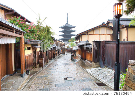 [京都府] 9 月・京都八坂塔周圍，下雨的地方 76180494