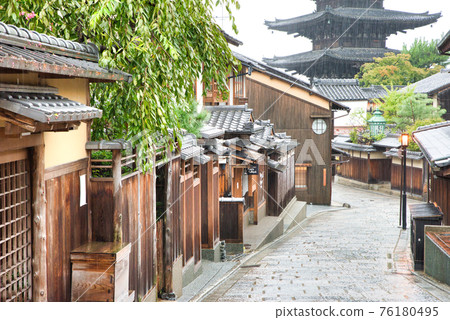 [Kyoto Prefecture] September ・ Around the Yasaka Tower in Kyoto, where it rains 76180495