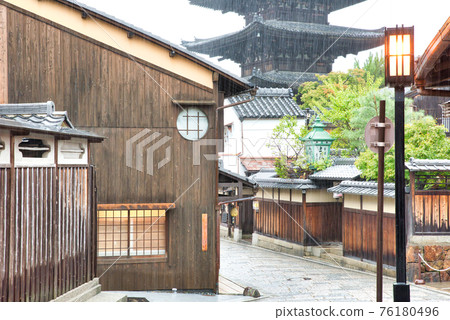 [Kyoto Prefecture] September ・ Around the Yasaka Tower in Kyoto, where it rains 76180496