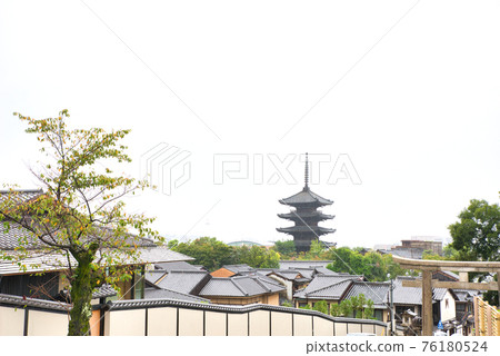 [Kyoto Prefecture] September ・ Around the Yasaka Tower in Kyoto, where it rains 76180524