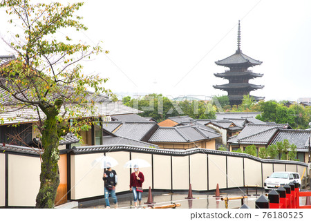 [Kyoto Prefecture] September ・ Around the Yasaka Tower in Kyoto, where it rains 76180525
