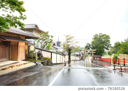 [京都府] 9 月・京都八坂塔周圍，下雨的地方 76180526