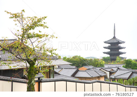 [京都府] 9 月・京都八坂塔周圍，下雨的地方 76180527