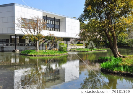 Kamakura City Kamakura Bunkakan Tsurugaoka Museum, Heike Pond and Fresh Green 76181569