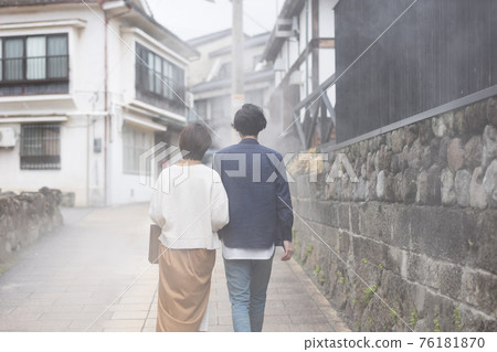 A young couple sightseeing in Kannawa Onsen in Beppu 76181870