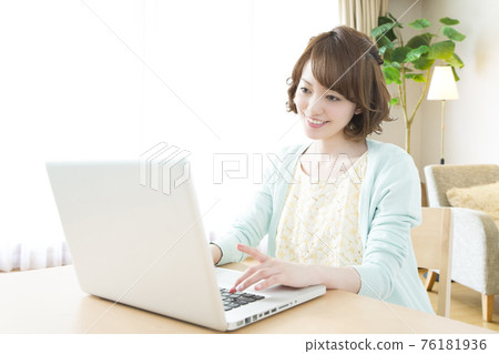 有筆記本電腦的女人 76181936