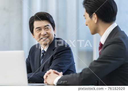 資深和年輕的商人會議會議圖像 資深和年輕的商人會議會議圖像 76182020