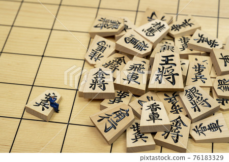 Shogi pieces and miniature businessmen Shogi pieces and miniature businessmen 76183329