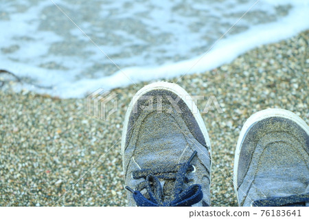 Walking by the seaside Walking by the seaside 76183641