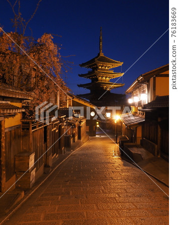 Kyoto Magic Hour Yasaka Tower and Weeping Cherry Blossoms 76183669