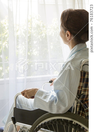 輪椅的資深婦女 輪椅的資深婦女 76183723
