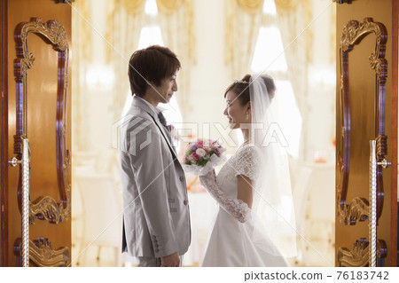 Bride and groom staring at each other 76183742
