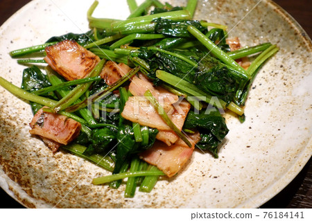Stir-fried spinach and bacon with butter 76184141