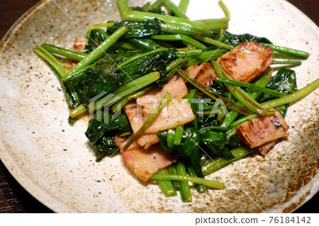 黃油炒菠菜和培根 76184142