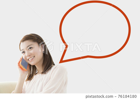 Women calling on a smartphone 76184180