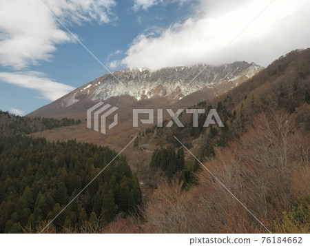 Spring Oyama south wall seen from Kagikake Pass Spring Oyama south wall seen from Kagikake Pass 76184662