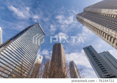 [Skyscrapers in Shinjuku subcenter, Shinjuku Mitsui Building and Mode Gakuen Kokun Tower] 76184722
